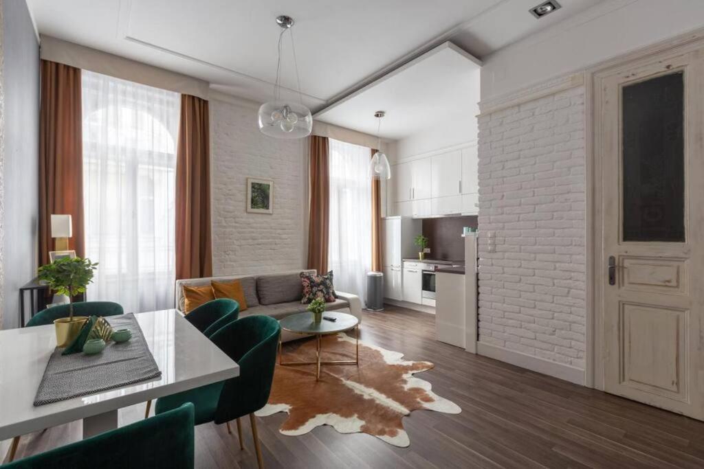 Chic, Captivating Space Budapest Esterno foto